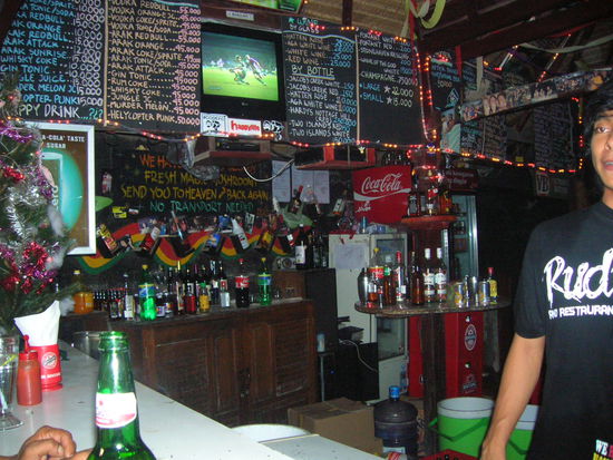 Die Kellner sind meistens ebenfalls sowas von der Rolle, dass du froh sein musst wenn du was kriegst...............