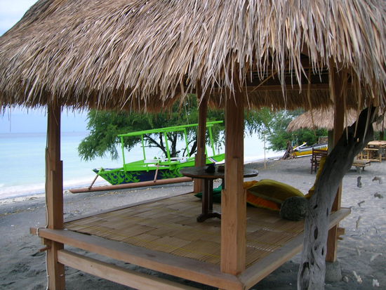 Silvester stand an - natuerlich auf dieser Insel das Partyspektakel schlechthin - Was tun? Ich fluechtete aus dem Hauptort - ging ganz in den Norden - fand dort ein Ressort wo ich der einzige Gast bleiben sollte (ALLE trieb es zu den Partys) - Ich orderte leckersten Fisch - sprach 3 Std. lang mit meinem Waiter ueber dessen Lebensumstaende - seine Traeume und Perspektiven und verbrachte gemeinsam mit Ihm die letzten Stunden des Jahres