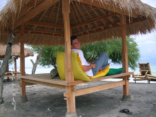 Dani - mein Waiter - erzaehlte mir von sich - er ist aus Sumbabwa - konnte nicht zur Schule gehen (weil kein Geld) ist nun 22 und arbeitet seit 6 Jahren - er arbeitet JEDEN Tag in der Kueche, im Service, in den Zimmern etc. und verdient 550000 Rupies im Monat (35 Euro) - davon muss er noch Essen und wohnen bezahlen........wenn etwas ueberbleibt sendet er es nach Hause da seine Schwester durch vereinte Kraefte zur Schule geht.......SEin Traum und seine Perspektive: Er zeigte mir ein Foto von seinem Freund aus Australien (ein typischer Touri) - seine Hoffnung - Maybe he comes sometimes and takes me to Australia............das war's...............ich war tief bewegt und haette das Jahr nicht DANKBARER und DEMUETIGER abschliessen koennen