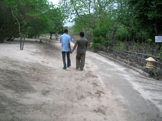 Auf dem Walk Richtung Huette - die Maenner halten - wie fast ueberall in SOA ueblich auch hier Haendchen.....