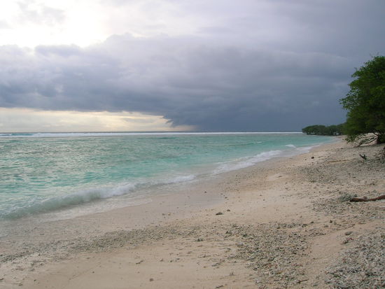 an einer einsamen Beach - im Hintergrund bahnt siche eine maechtige Regenfront an - Naturgewalt pur die dich in deiner Zerbrechlichkeit und Unbedeutsamkeit wirklich ERDET.......