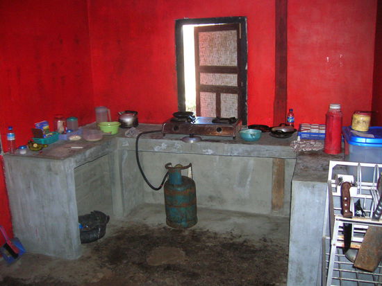 Hier die "Kueche" unseres Ressorts wo Joe eben taeglich die mit Abstand besten Banana-Pancakes der Welt zaubert - die Messer im Vordergrund sind bereits TOP geschaerft 