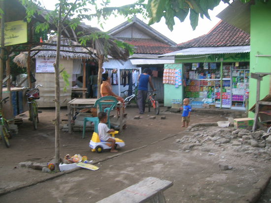 Hier der Ausblick von "meinem" Restaurant BOROBODUR aufs Dorfleben.....