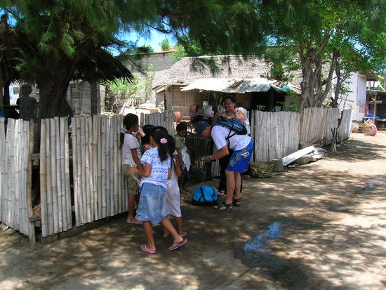 Nach meinem "Unterricht" kam ein englischer Traveller vorbei - er hatte noch Kugelschreiber.......und wir statteten JEDES Kind mit Papier und Kuli aus..............sie sprangen vor Freude wild herum........waren total aufgeregt........Gefuehle die ich nicht beschreiben kann.......und um ehrlich zu sein auch nicht WILL........