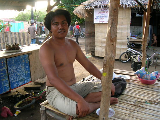 .......hier Matu - der "eitle" Prinz ....ich musste das Foto zweimal machen weil er beim ersten Mal vergass den Bauch einzuziehen - LACHEN ohne Ende....