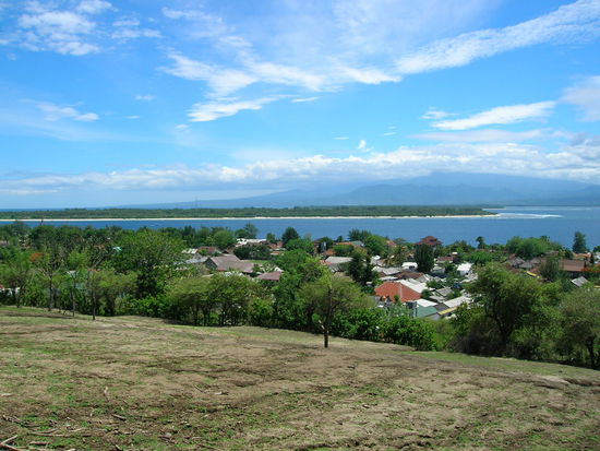 ......und hier im Vordergrund der Hauptort....dahinter seht ihr die beiden anderen GILI Inseln - GILI MENO und dann GILI AIR.........ganz dahinter die GROSSE Insel LOMBOK