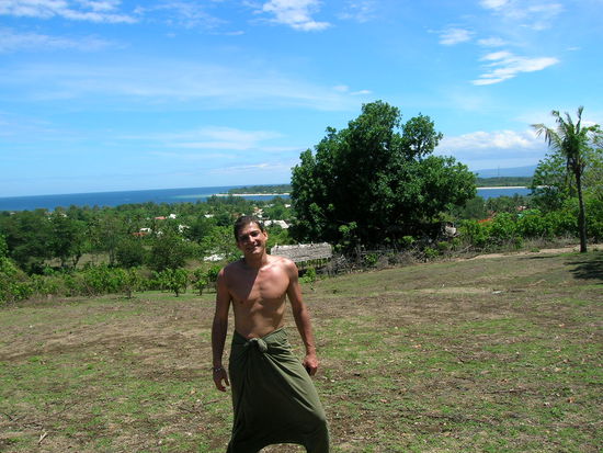 ....ich beim Abstieg...rechts hinter mir unter dem Baum seht ihr Santuks "Zuhause".........