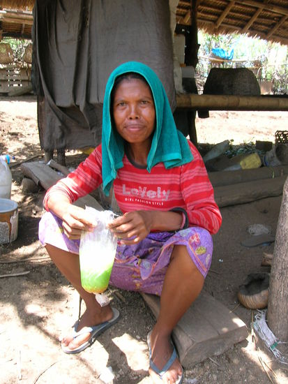 sein Frau Balinu.....reichte mir einen suess schmeckenden Isotonischen Fruechte-Trunk in einem Plastiksack - sie sah dass ich durch die Mittagshitze ziemlich am Ende war und dringend was brauchte .........
