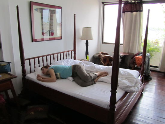 Et voila - Das Zimmer - die tote Frau auf dem Bett hatte das Zimmermaedchen noch nicht aufgeraeumt!