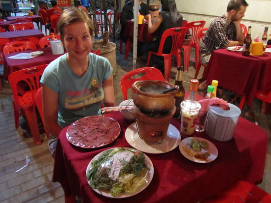 Abends in der Garkueche - wir hatten anfaenglich natuerlich keine Ahnung was zu tun ist als wir die Ingredenzien serviert bekamen - aber die Zauberlehrlinge furwerkten einfach los - Hauptsache es SCHMECKET