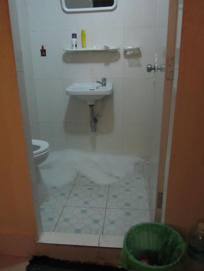 ...und jede Nacht gabs aus Entertainmentzwecken auch noch eine eigens fuer uns vollfuehte SCHAUMPARTY 