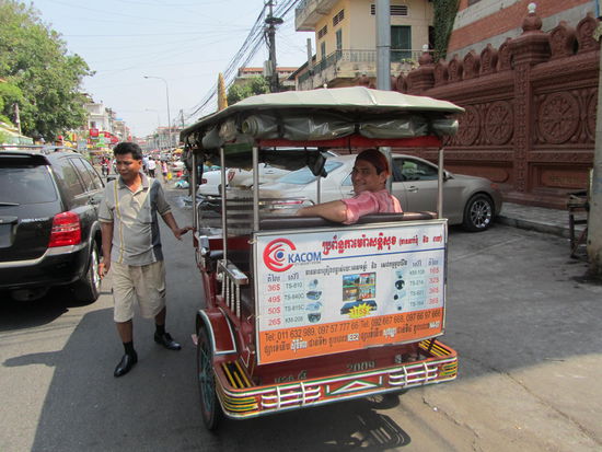Los gehts zur "haertesten" Besichtigung unserer Tour - hier hab ich noch ein Laecheln im Gesicht