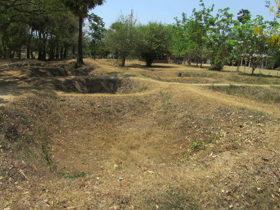 Die teilweise ausgehobenen Massengraeber - ueberall am Boden kommen durch Regenfaelle immer noch Knochen und Kleidungsfetzen zu Tage - wirklich HEAVY