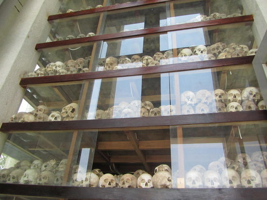 In der Gedenkstaette sind einige der Schaedel die exhumiert wurden ausgestellt