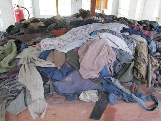 gereinigte Kleiderreste der Opfer