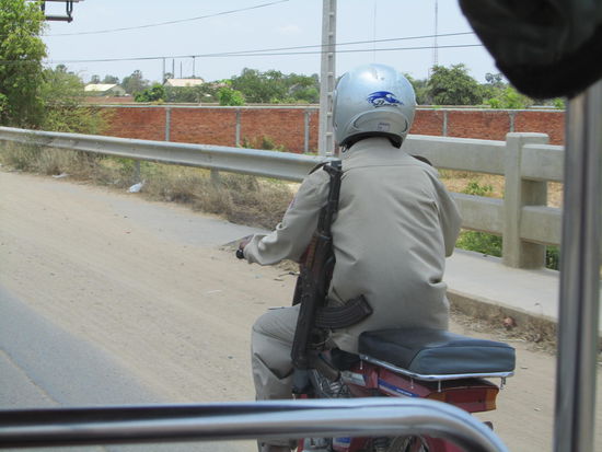 Reisen in Kambodscha - immer wieder skuril! Papi faehrt wohl ohne die Kalaschnikov nicht so gerne aus.