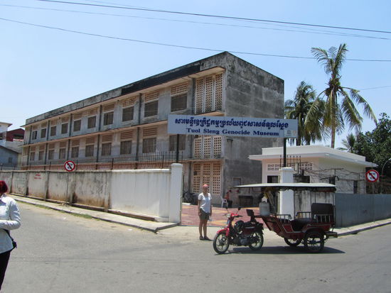 Und jetzt wurde es richtig hart. Vor dem Tuol Sleng Voelkermord-Museum (Der Folterkammer der Khmer Rouge)