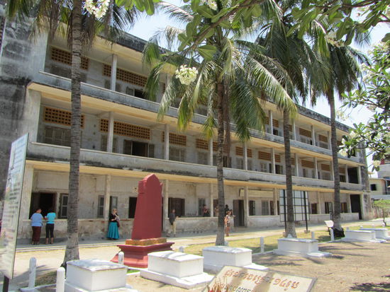 es war frueher eine Oberschule - hier der Trakt A wo die Folterkammern und teilweise Zellen eingerichtet waren