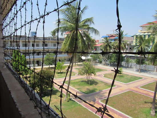 ......an den Auszenwaenden wurde alles mit Stacheldraht versehen um die Gepeinigten vom Suicid abzuhalten