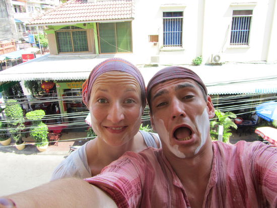 Kontrastprogramm pur dann im guesthouse - dort stieg grad die Neujahrsparty und sie aescherten uns ein.........trotzdem kam bei uns wohl nur kurz fuer dieses Foto Laune auf!