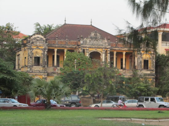 dann wieder Kolonialbauten