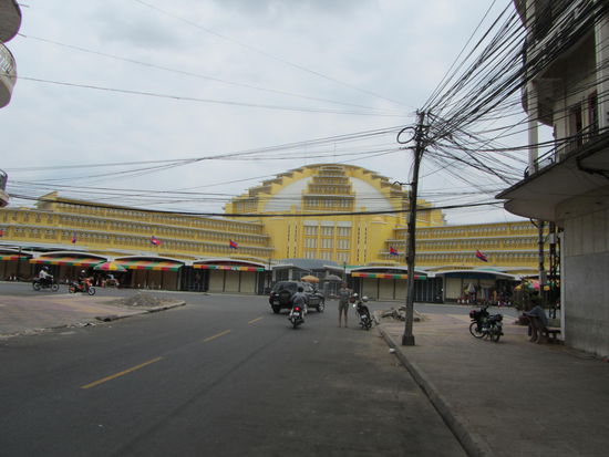 Riesiger neuer Markt .........sicher toll zum shoppen - nur eben nicht zu Neujahr - Chiuso
