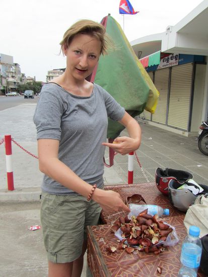 Wir shoppten gleich mal 1 kg Snake-fruits die Madame noch nicht kannte - Was soll man sagen............sie war danach genau 1 KG schwerer 
