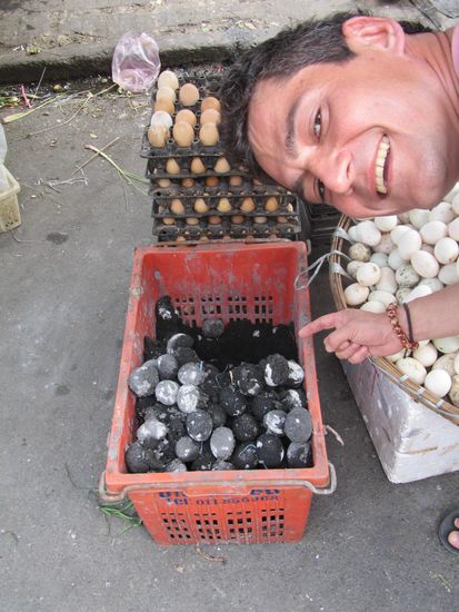 .........oder doch verfaulte und jahrealte Eier? - uebrigens eine Spezialitaet hierzulande.