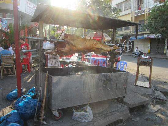 und da die Eier nicht so ausgiebig waren bestellt sich der Suesze beim Wirten um die Ecke noch schnell was vom Grill - sein Khmer ist allerdings etwas rostig sodass die Portion doch etwas groeszer ausfiel!
