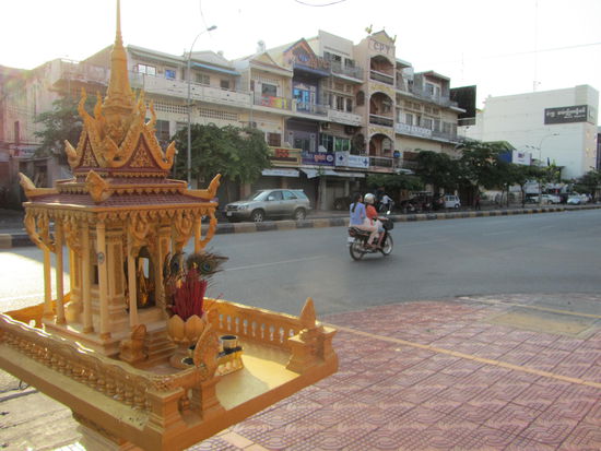 Abendstimmung an einer der Hauptboulevards in Phnom.....huhuhuuuu.....Penh