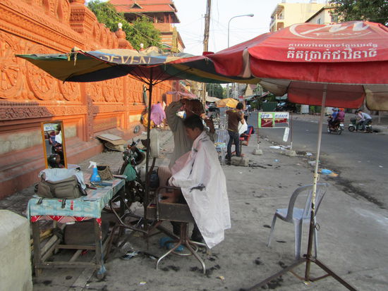 Verdammt - haette ich gewusst dasz die Starfigaros zu Neujahr in der Stadt weilen haette ich den rosa Traum in Pakse ausgelassen.........Madame sah das irgendwie anders.....
