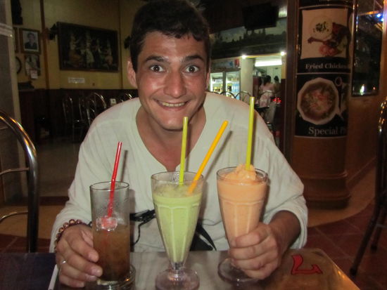 Warum soll ich mich fuer einen koestlichen Fruechteshake entscheiden? Ich nehm sssssssseeeeeeeee aaaaaaaaaaalle..............Saftige Gruesze und bis bald eure Harings