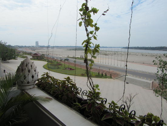 Blick auf den Mekong vom Zimmer aus - wie ihr seht - nur ca. 1/3 Wasserstand. Gegenueber ist schon Thailand da der Mekong ja als Grenzfluss fungiert!
