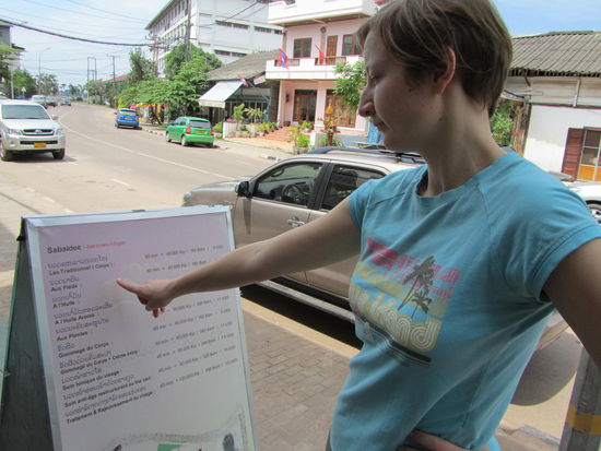 Susi waehlt die Massage mit gar kritischem Blicke!