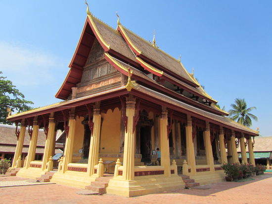 Die ersten Tempelanlagen - mein Gott (aaaaaeh - Buddha natuerlich) es gibt wirklich viele davon in Vientiane