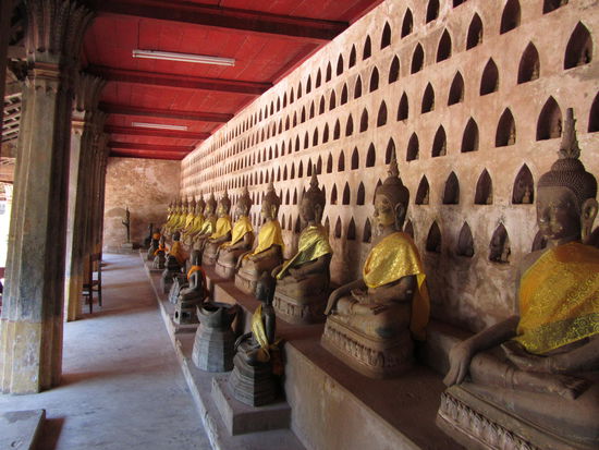 Hier sind hunderte von Buddhastatuen (in den kleinen Nieschen stehen jeweils auch noch 2-3) rund um den Tempel aufgestellt um die schnoede Aussenwelt vom Tempelchen abzuschirmen