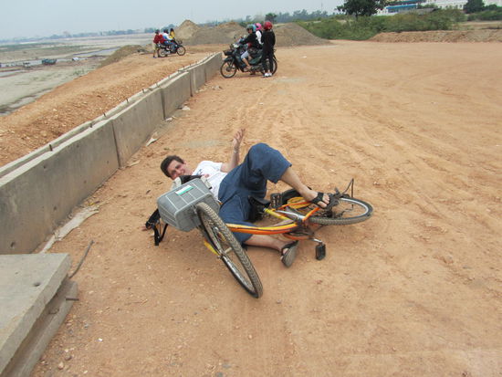 Auch in Suedostasien unterliegt das Radfahren den Gesetzen der Schwerkraft............sehr zur Freude der belustigten Mofajugis