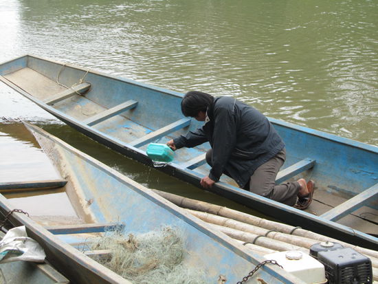 Der Guide schoepft mal das Boot aus