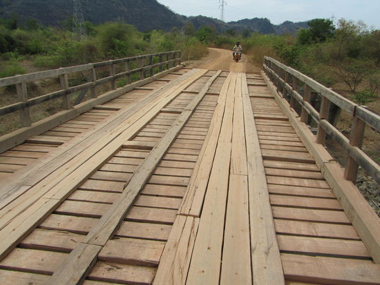 um die Muetter zu Hause zu beruhigen - die Bruecken waren atombombensicher gebaut! 
