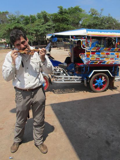 Der Suesse bestand auf ein Huhn am Busbahnhof - ich lehnte mal ausnahmsweise dankend ab... 