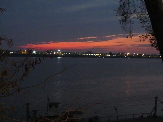 Ein wunderschoener Tag am Mekong findet sein furioses Finale