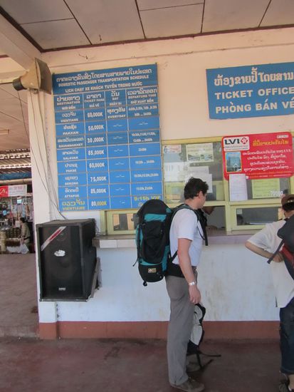 Der Suesze schiebt am Busbahnhof mal ein paar tausend ueber die Theke