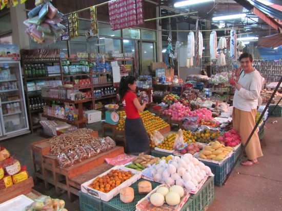 Zurueck in Pakse schreit die Motorradlerseele nach Vitamin C - also Nachtmarkt (das bedeutet in Laos dass es ausznahmsweise NACH 18:00 noch etwas zu kaufen gibt, sonst werden die Gehsteige um diese Uhrzeit hochgeklappt)