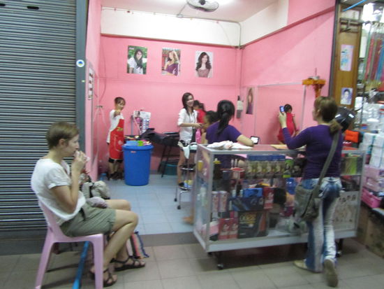 Endlich ist die Mission des Sueszen geglueckt: Er versucht schon seit Tagen sich von der europaeischen Winterwolle zu befreien. Et voila - der Starfigaro von Pakse im dezenten rosa Beauty-Salon