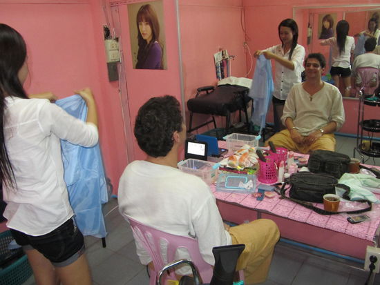 Noch laechelt er, bevor das Plastik sich durch die Hitze untrennbar mit seiner Haut verband