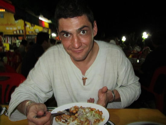 Braun sind wir (zumindest 50 % von uns...) auch schon mittlerweile. (Uebrigens, das ist ein gar kooooeeestlicher Cashew-Chilli-Lemongrass-Salat *schleck*)