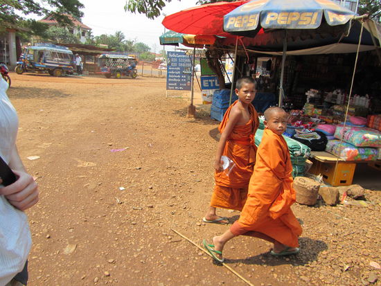 der Busbahnhof von Pakse - auch der junge Moench von heute nimmt Bus