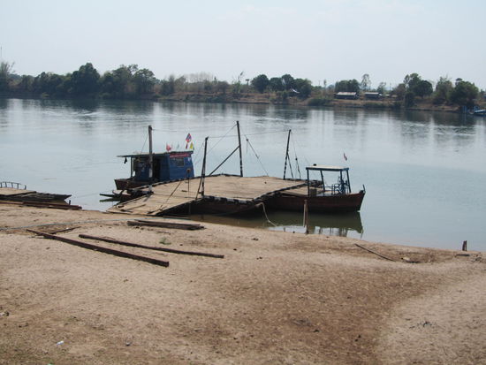 welch vertrauenserweckende Faehre zur Hauptinsel Don Khong