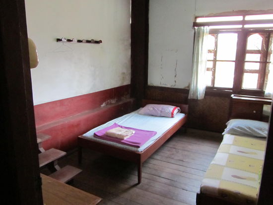 Zimmerwahl im Guest-House: Na, was nemma ma denn? Die rustikale Variante um 50.000 (= 3 Euro) oooder