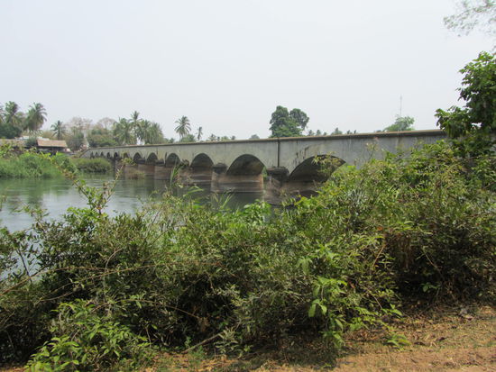 ... verkehrt man auf diesem Relikt der Kolonialzeit
